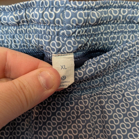 LULULEMON Pace Breaker Men Short Size XL Blue White With Pockets Active - Picture 5 of 11